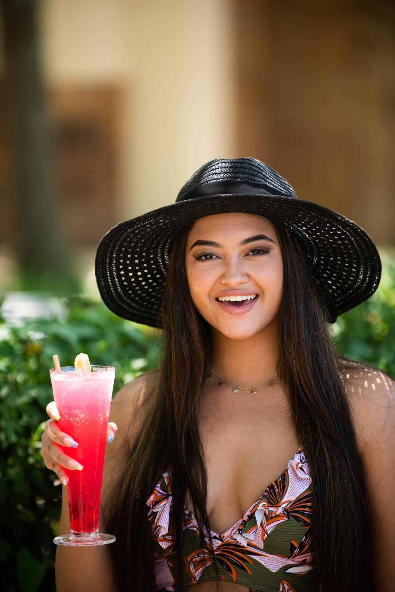 Hotel The Capital Zimbali Ballito Exterior foto A woman wearing a sun hat