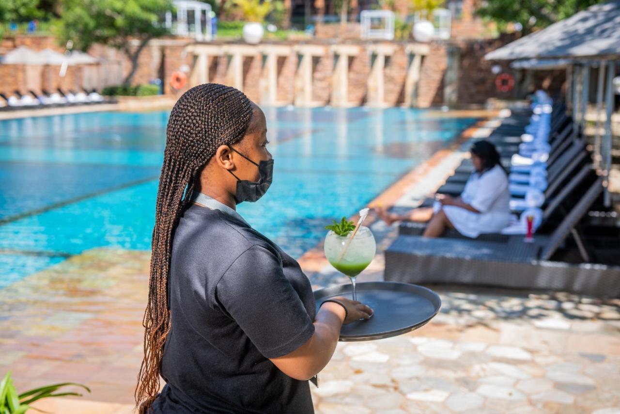 Hotel The Capital Zimbali Ballito Exterior foto A waitress wearing a face mask at a hotel in Kigali, Rwanda