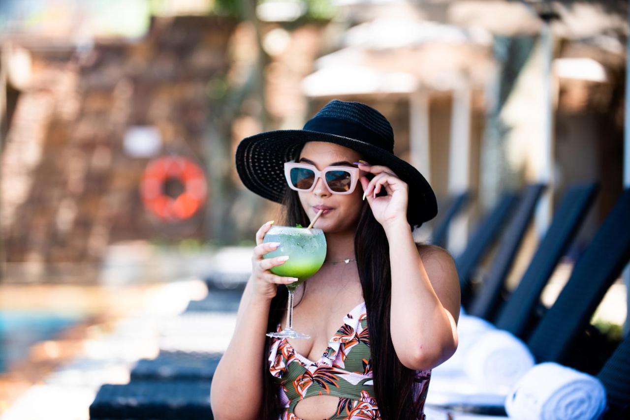 Hotel The Capital Zimbali Ballito Exterior foto A woman wearing a hat