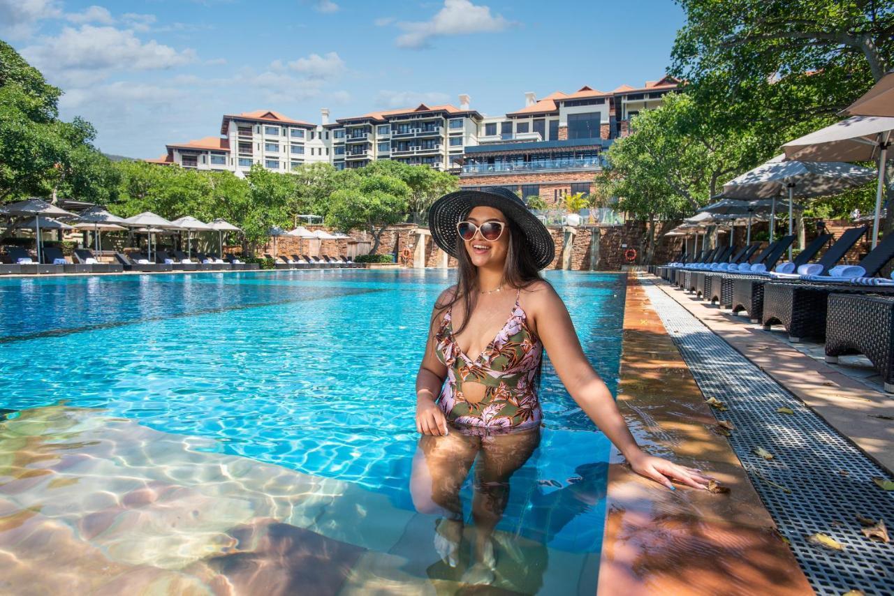 Hotel The Capital Zimbali Ballito Exterior foto A woman wearing a sun hat