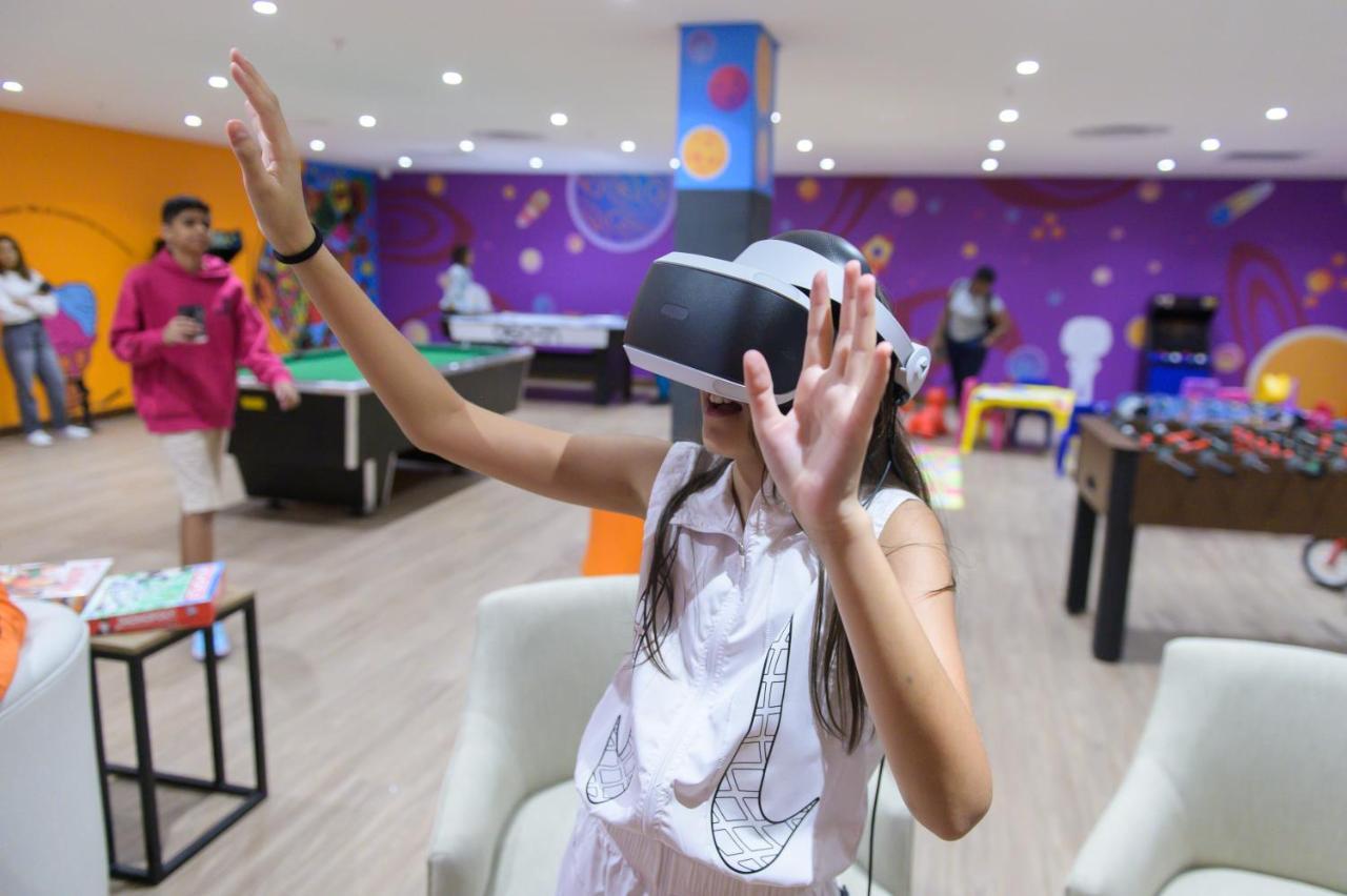 Hotel The Capital Zimbali Ballito Exterior foto A child using a PlayStation VR headset