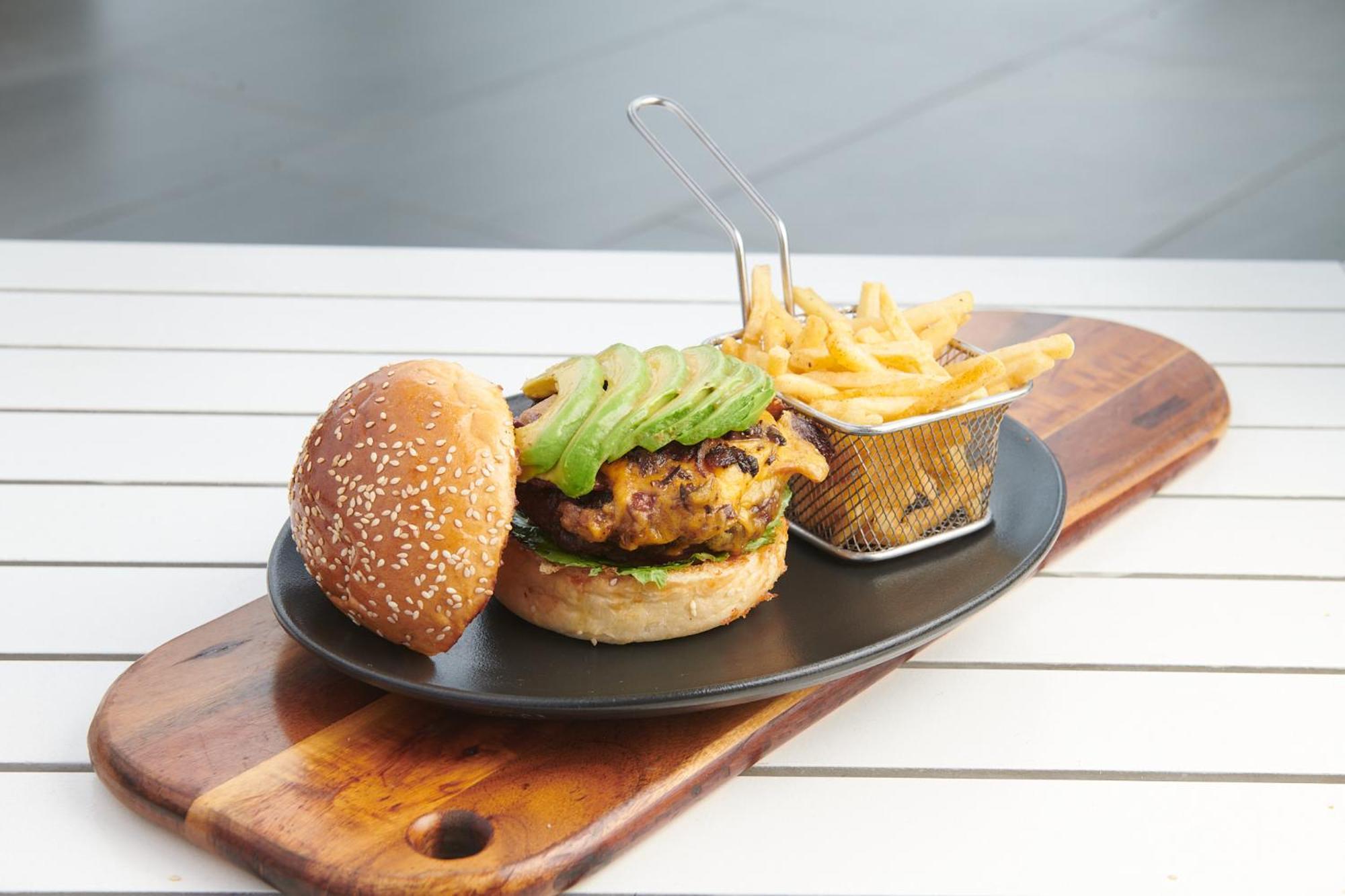 Hotel The Capital Zimbali Ballito Exterior foto A vegan burger with avocado and chips
